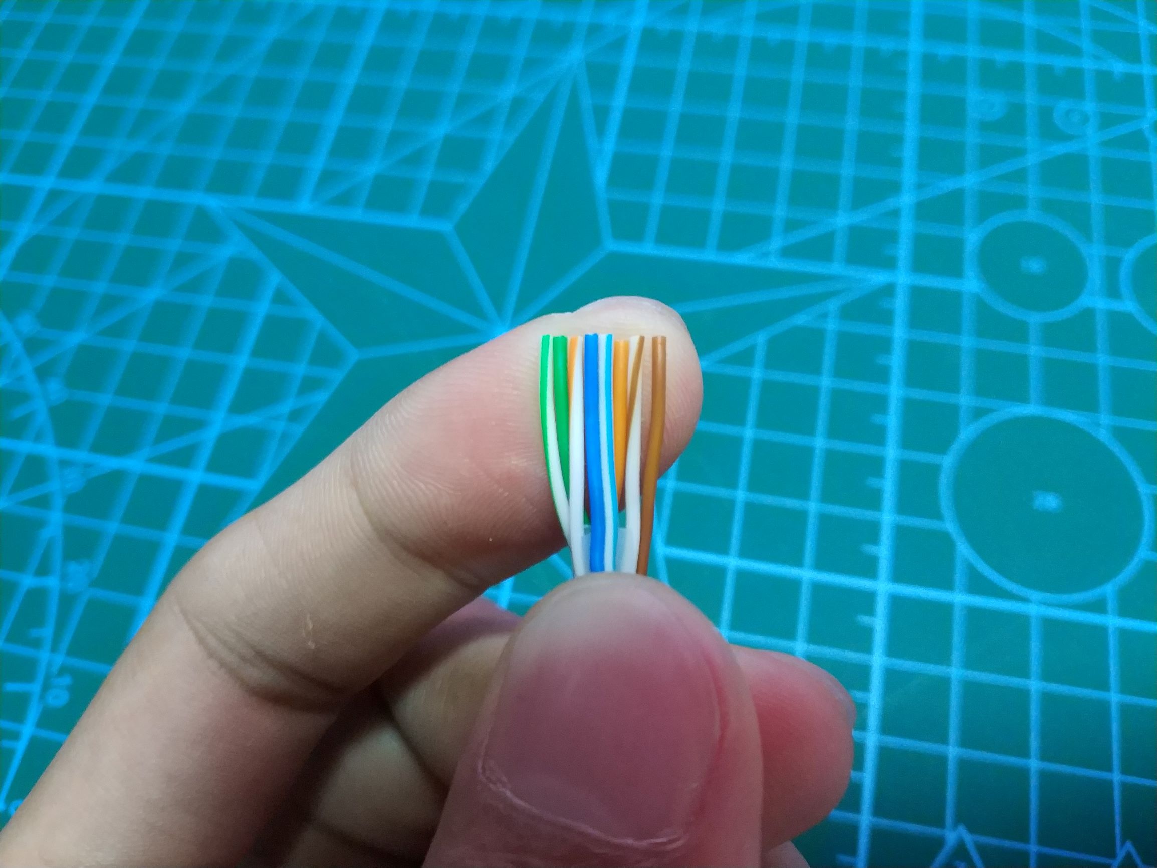 我们以t568b类线序为例,左手拿双绞线,右手拿水晶头,注意金属触点是